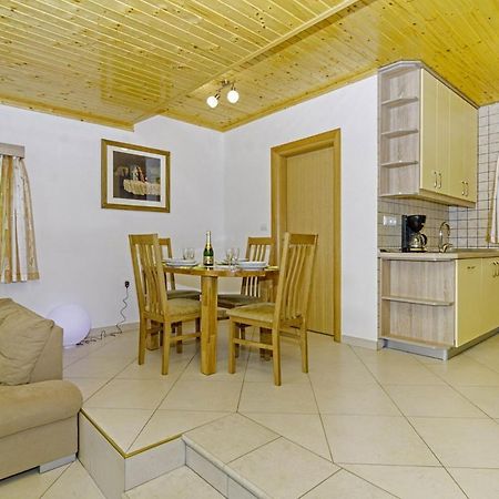 Ledenice Chalets Bogo & Neno מראה חיצוני תמונה